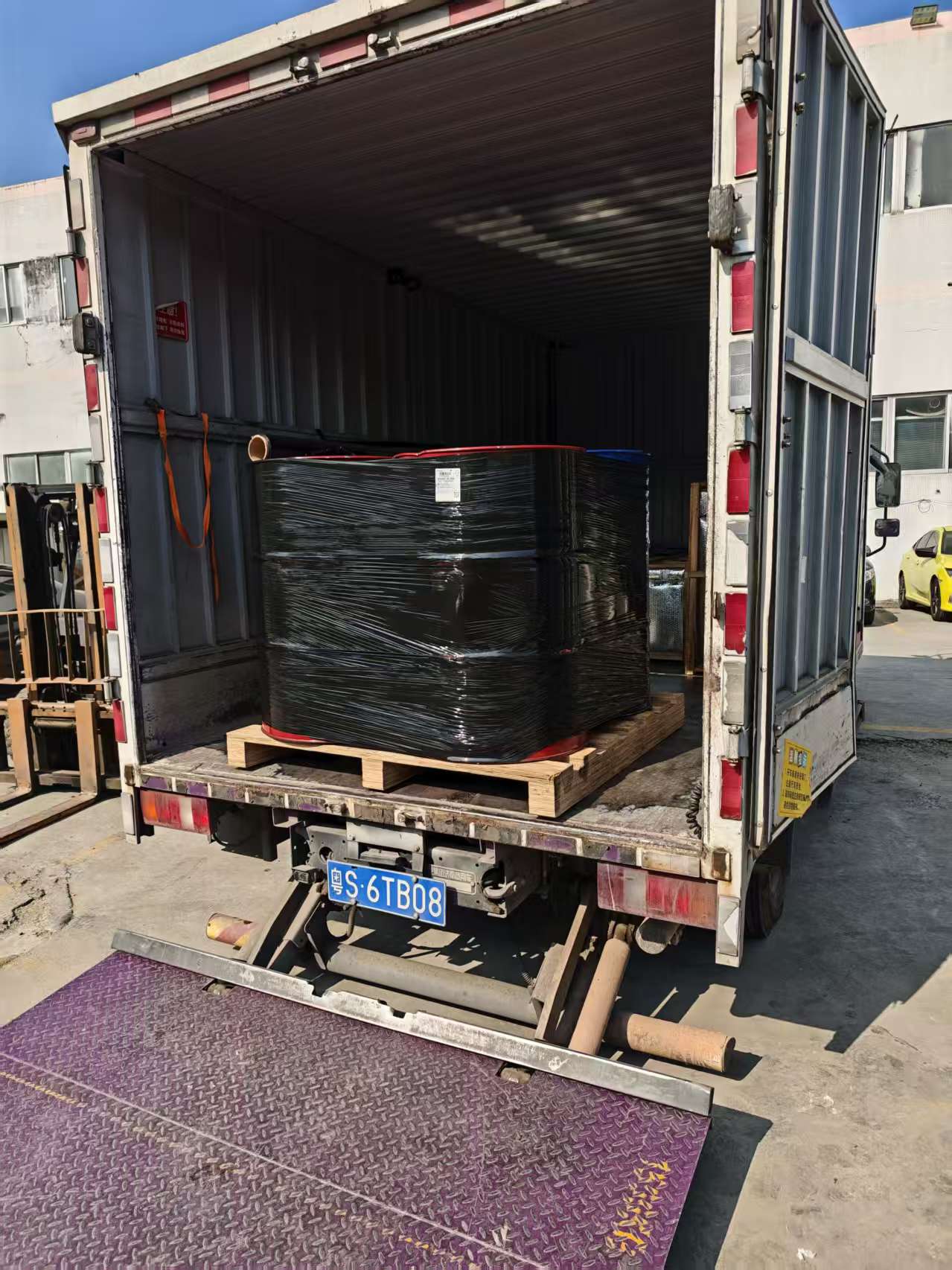 Wood-imitation polyol raw material shipped to a US decorative moulding customer