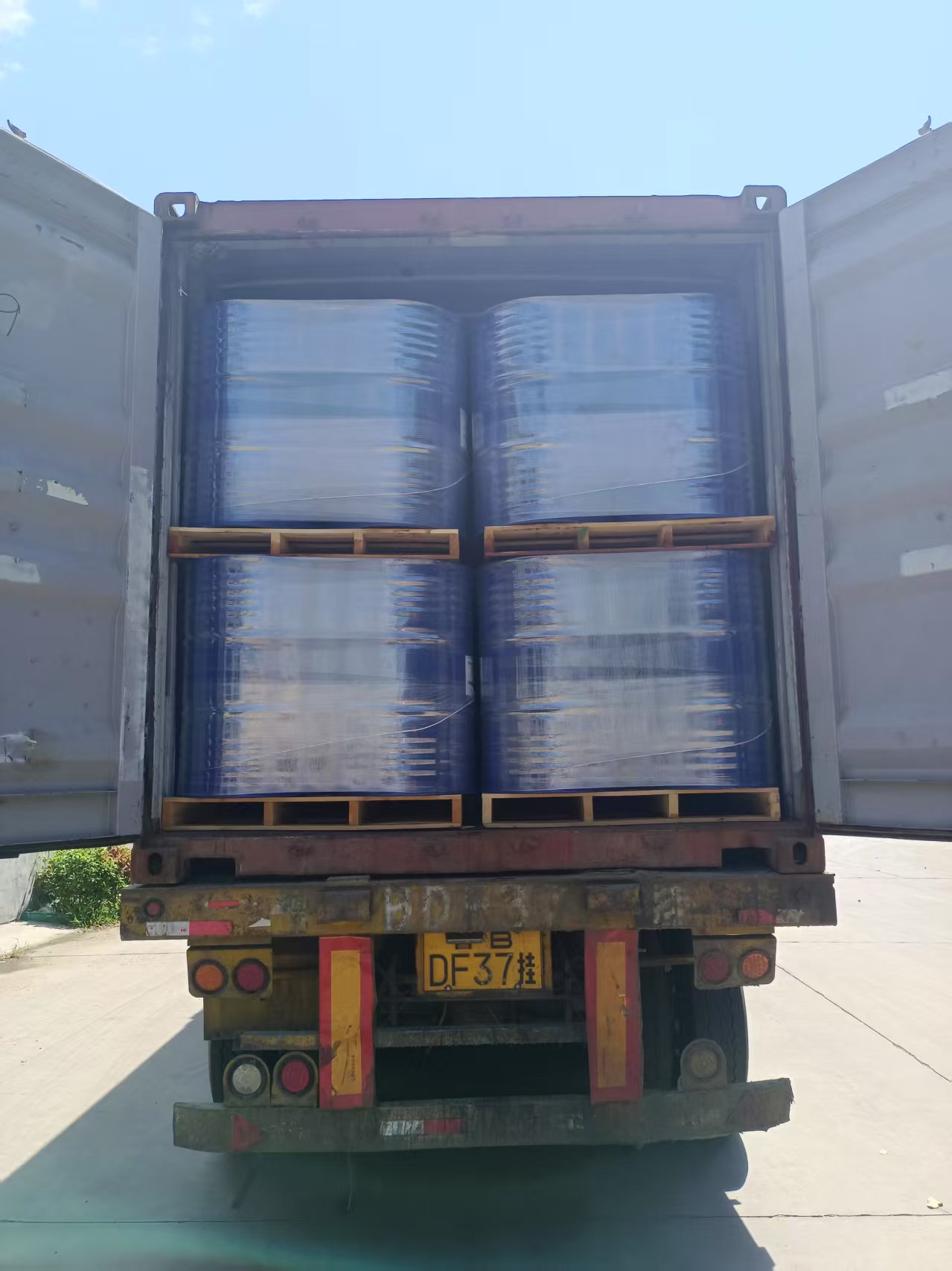 Container loading of slab lifting polyol system drums for Canada